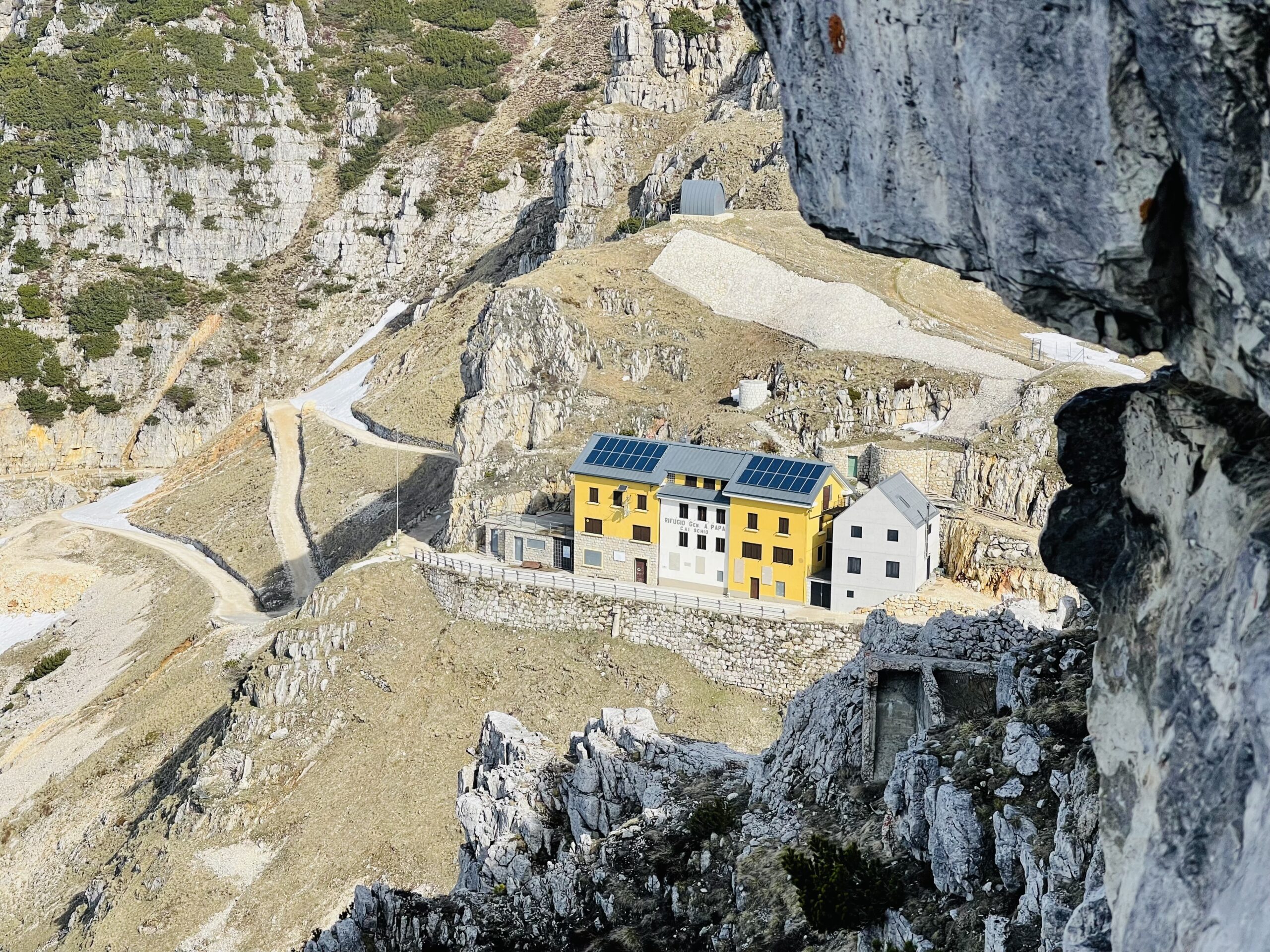 Il Rifugio Achille Papa visto dalle ultime gallerie