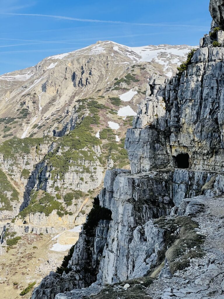 In alto la casa del custode e dietro Cima Palon sul Monte Pasubio