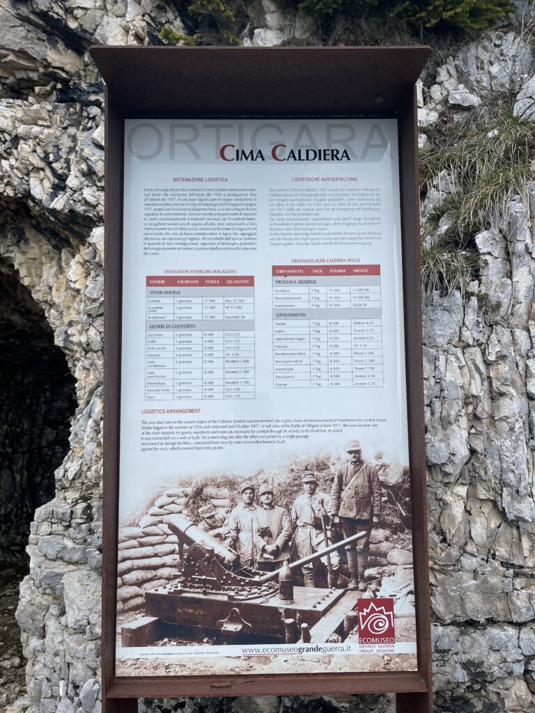 Pannelli illustrativi lungo l'escursione a Cima Caldiera