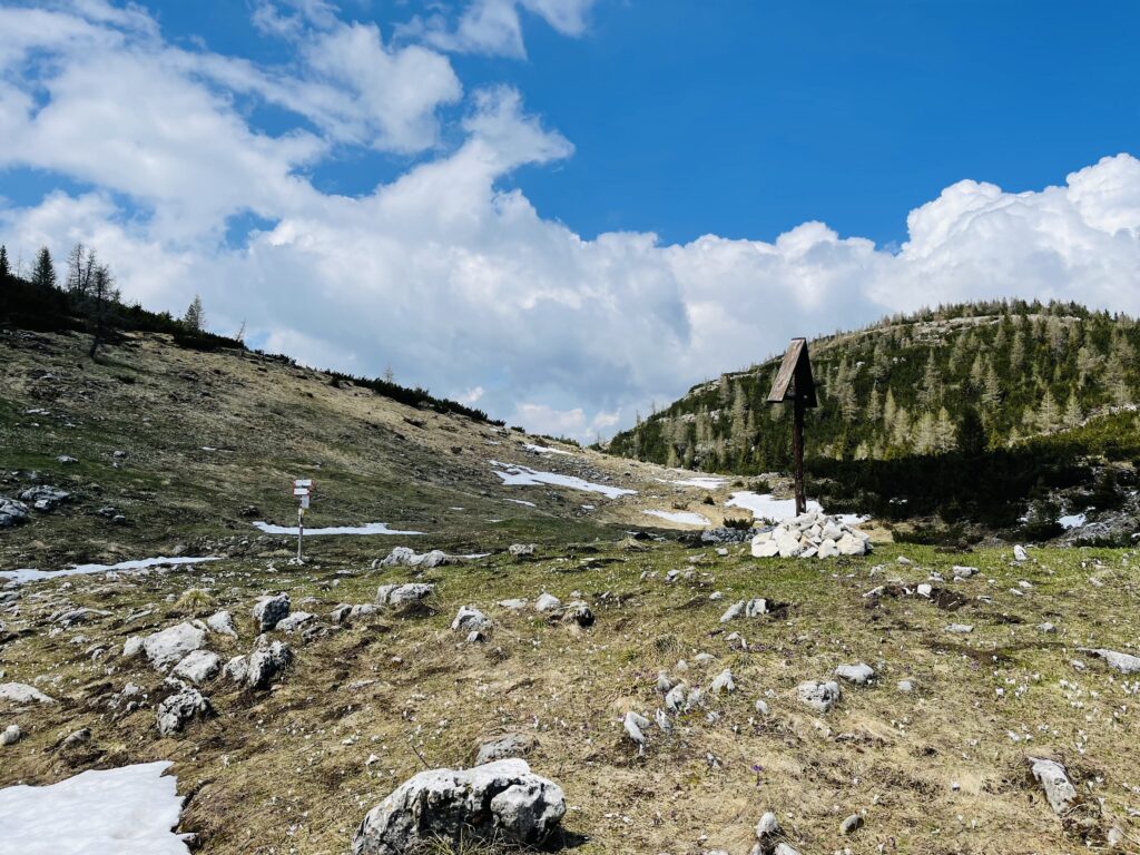 Scendendo dal Monte Ortigara con ancora qualche chiazza di neve