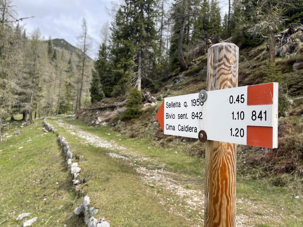 Segnavia Cima della Caldiera alla partenza dal Piazzale Lozze