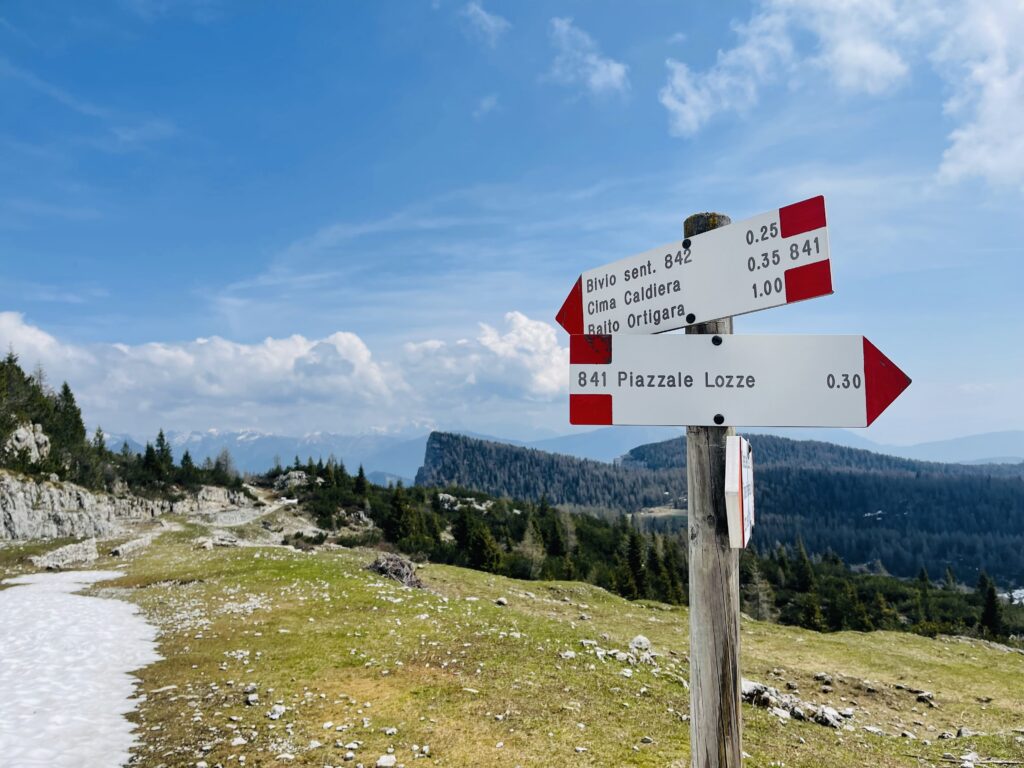 Segnavia verso la cima lungo il sentiero