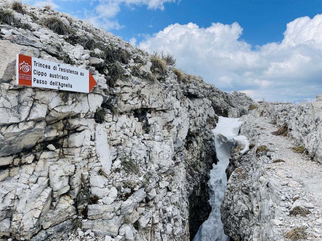 Trincea di resistenza austroungarica scavata nella roccia