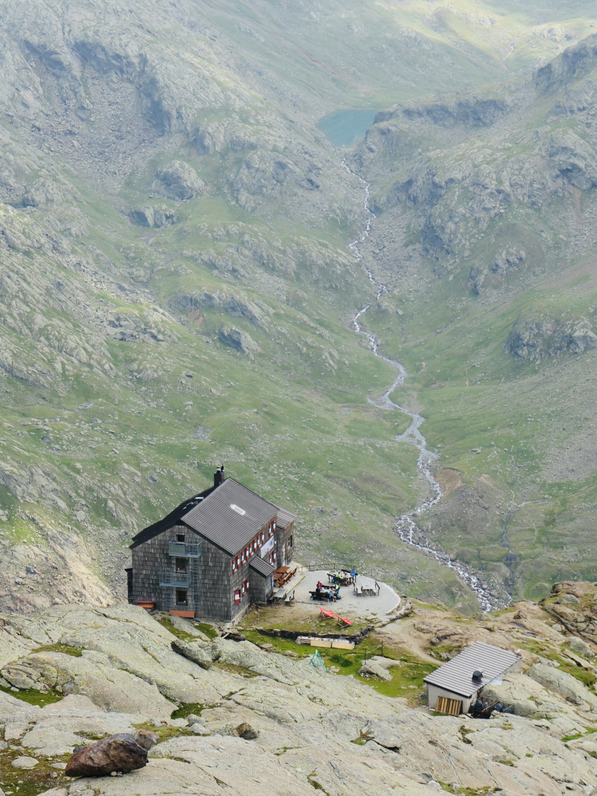 il rifugio Vedretta Pendente visto da sopra