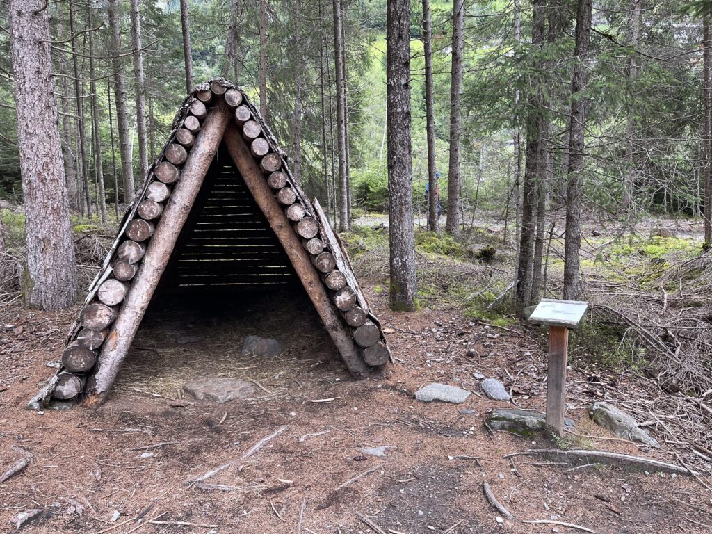 la capanna in legno lungo il sentiero in Val Ridanna