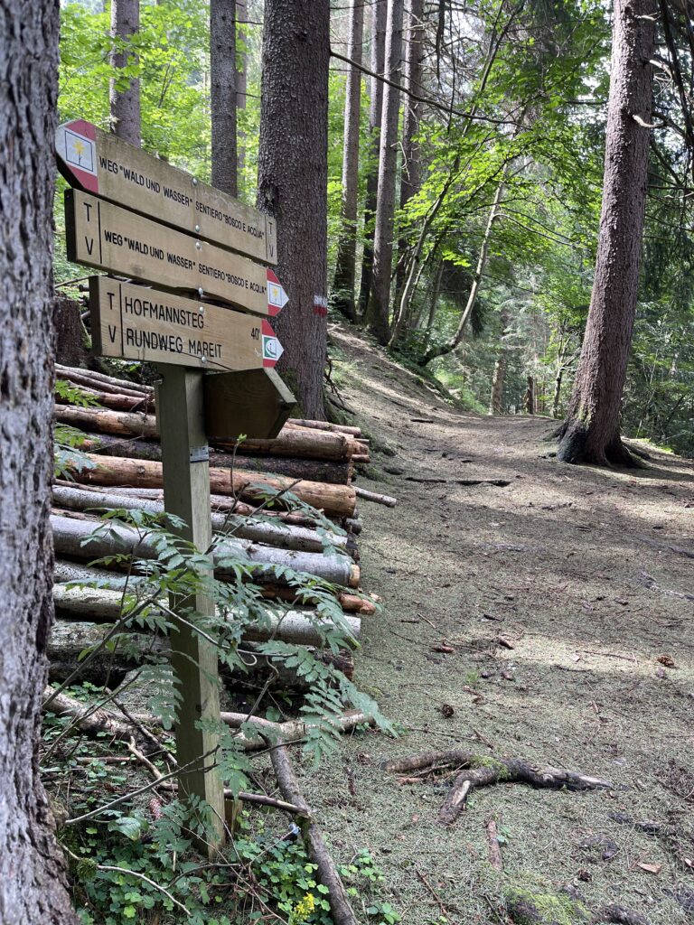 segnavia lungo il sentiero Bosco e Acqua in Val Ridanna