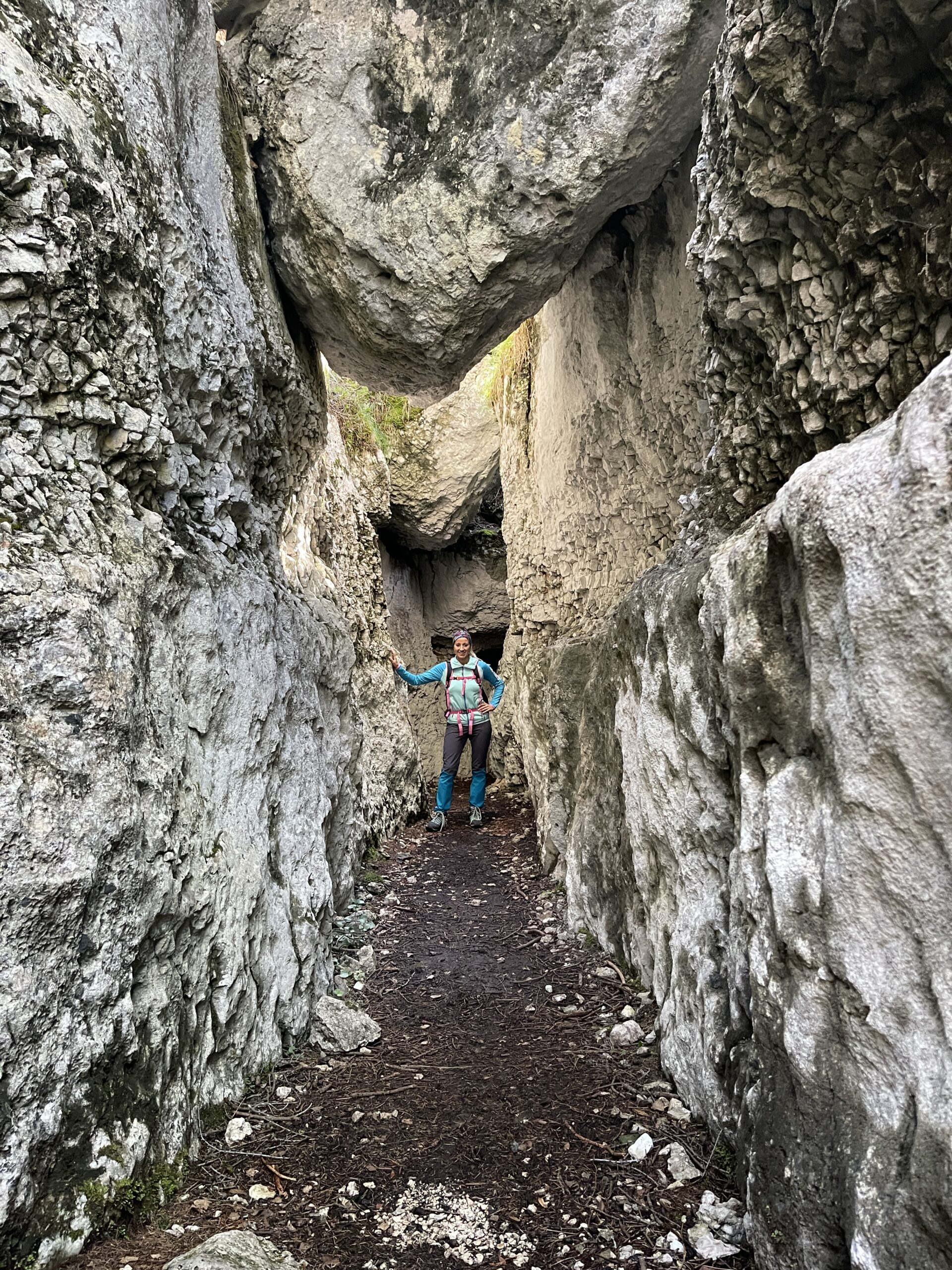 Le alte e strette pareti rocciose del labirinto dei castelloni di san marco