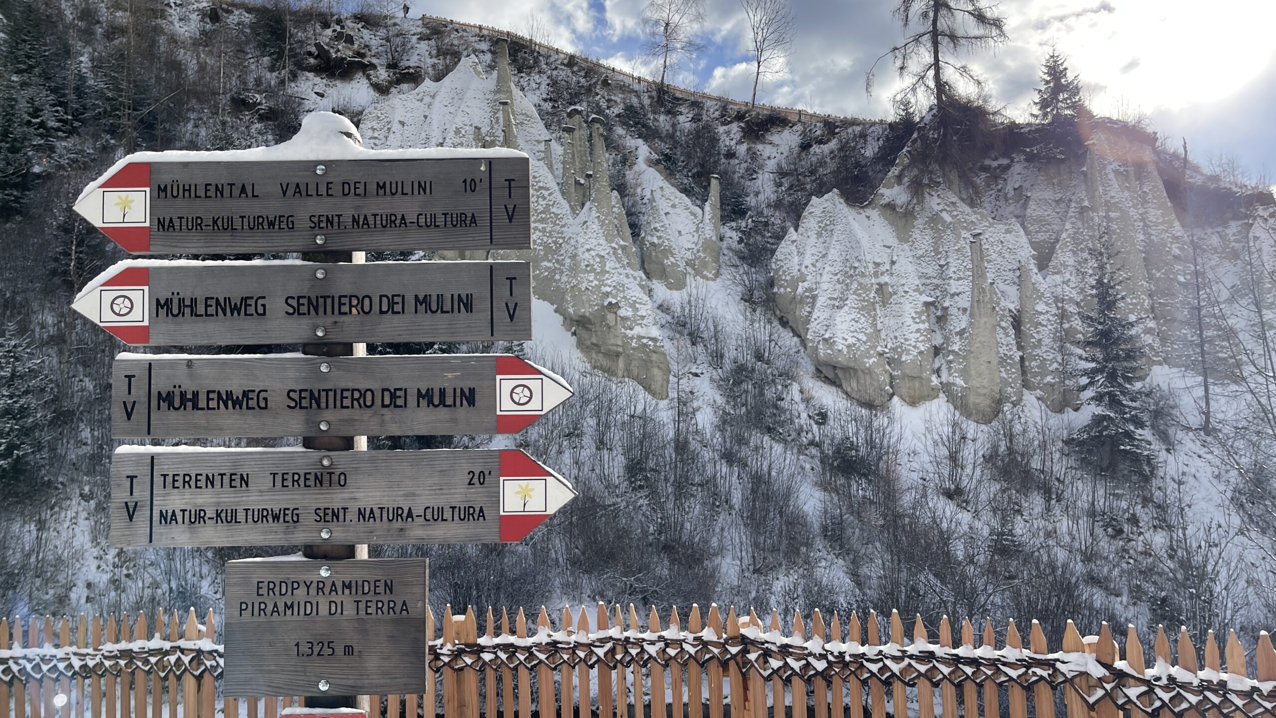 Segnaletica e Piramidi di terra di Terento con una spolverata di neve rende tutto magico