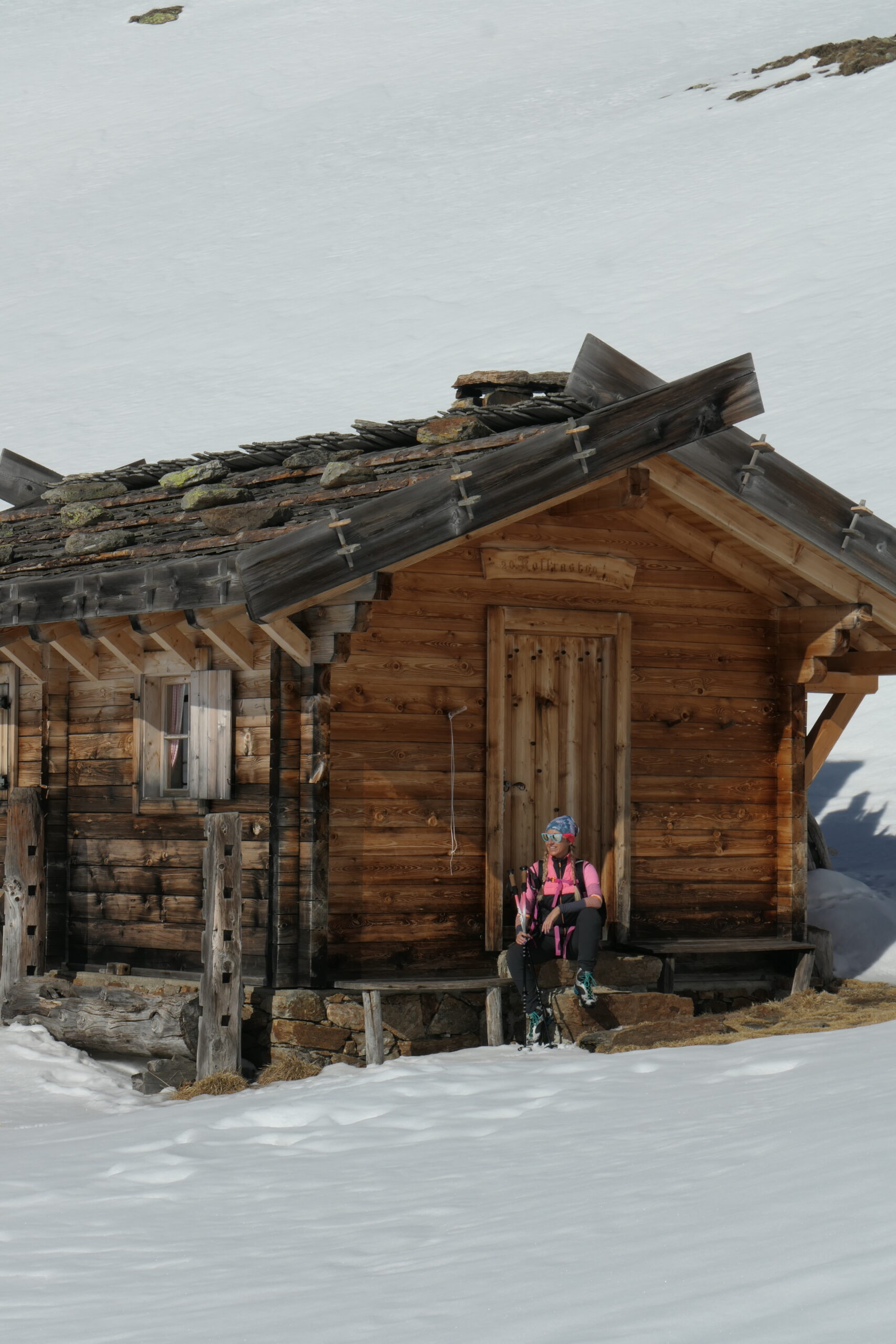 Incantevole malga del Covolo vicino ai laghi immersa fra la neve