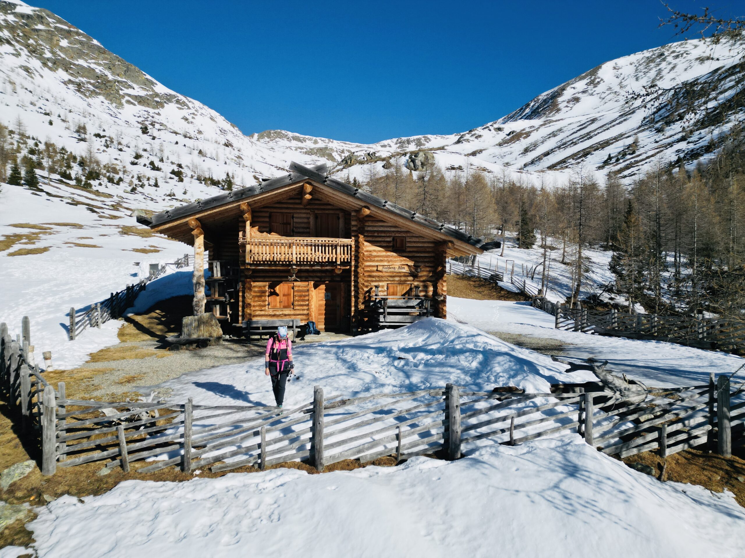 Malga Kuhberg, val d'Ultimo in posizione stupenda con panorama verso la valla e le alpi