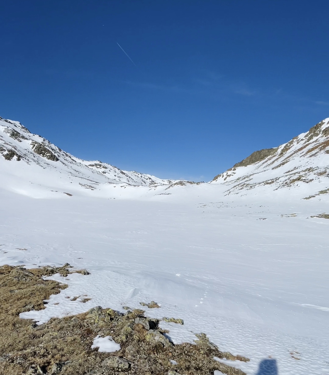 Lago del Covolo ricoperto di neve e ghiaccio