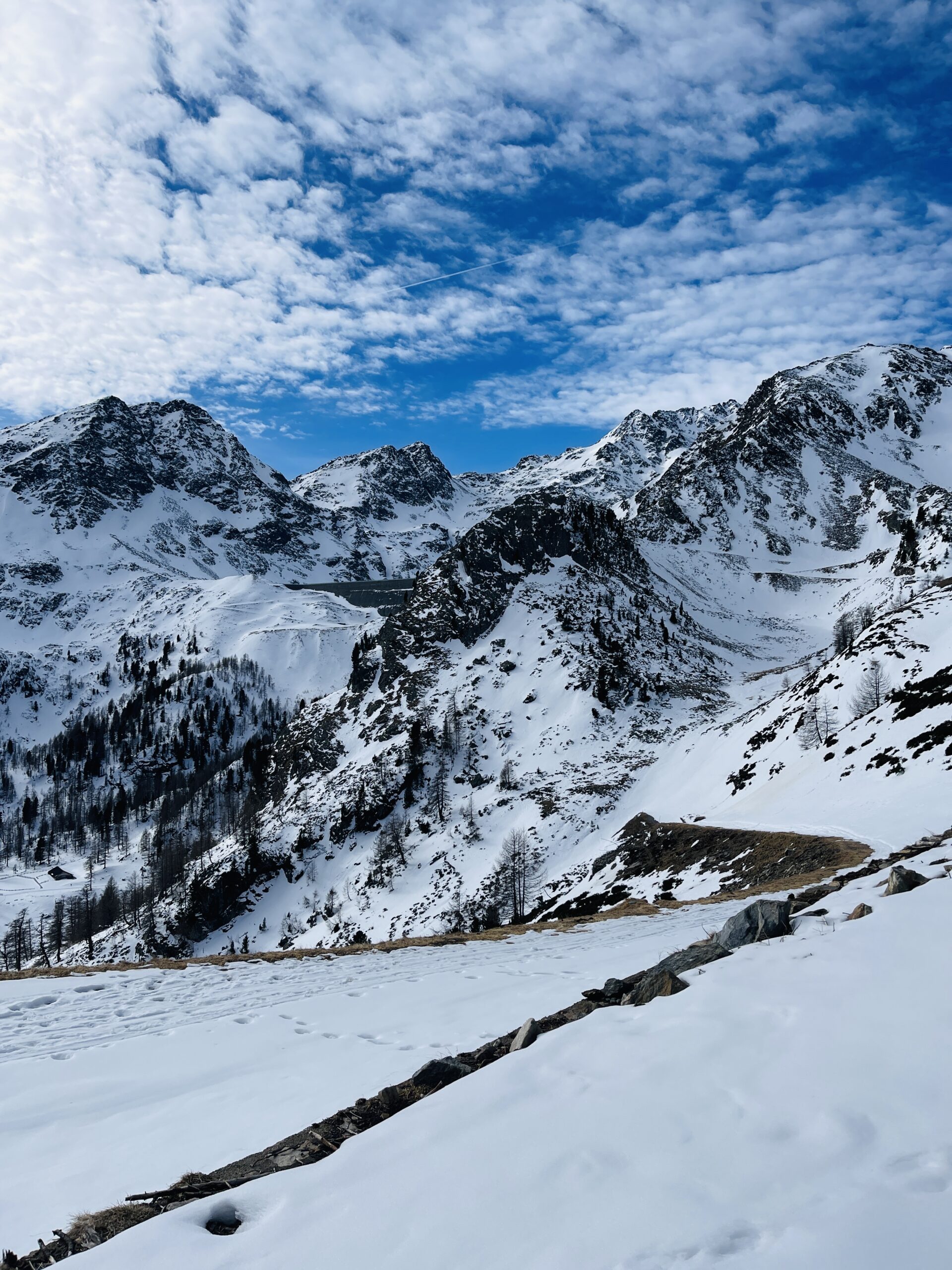 Lago di Quaira, diga fra le alpi innevate