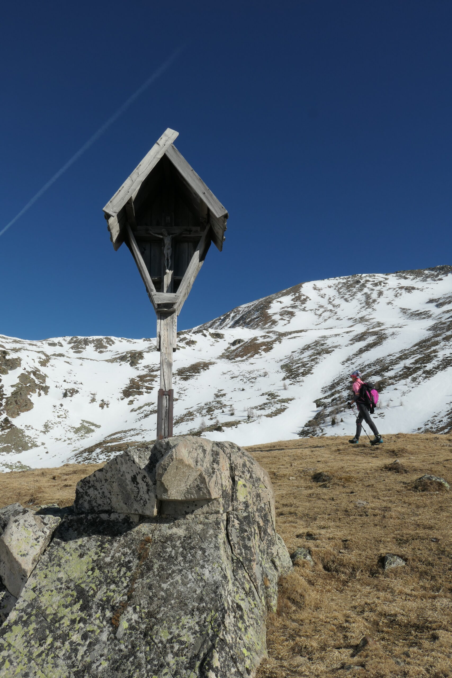 Lungo il sentiero verso i Laghi del Covolo, fra pascoli parzialmente coperti dalla neve