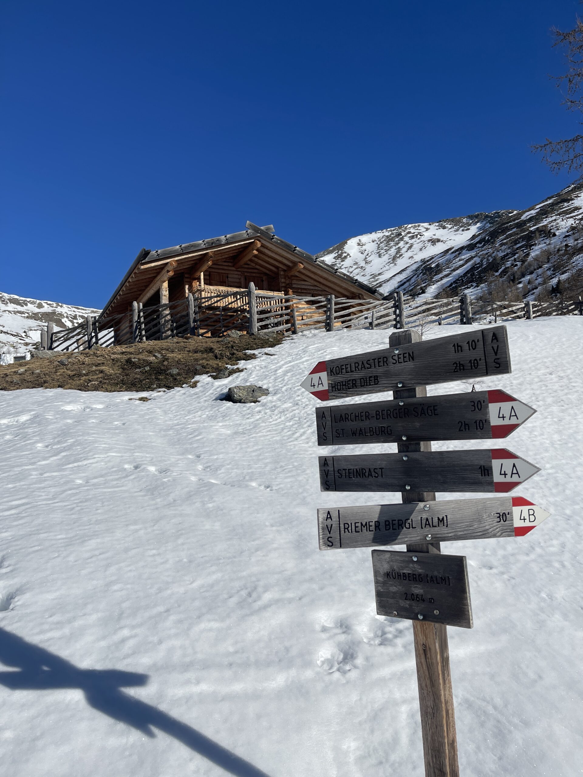 Malga Kuhberg, la prima malga che incontriamo chiusa durante l'inverno