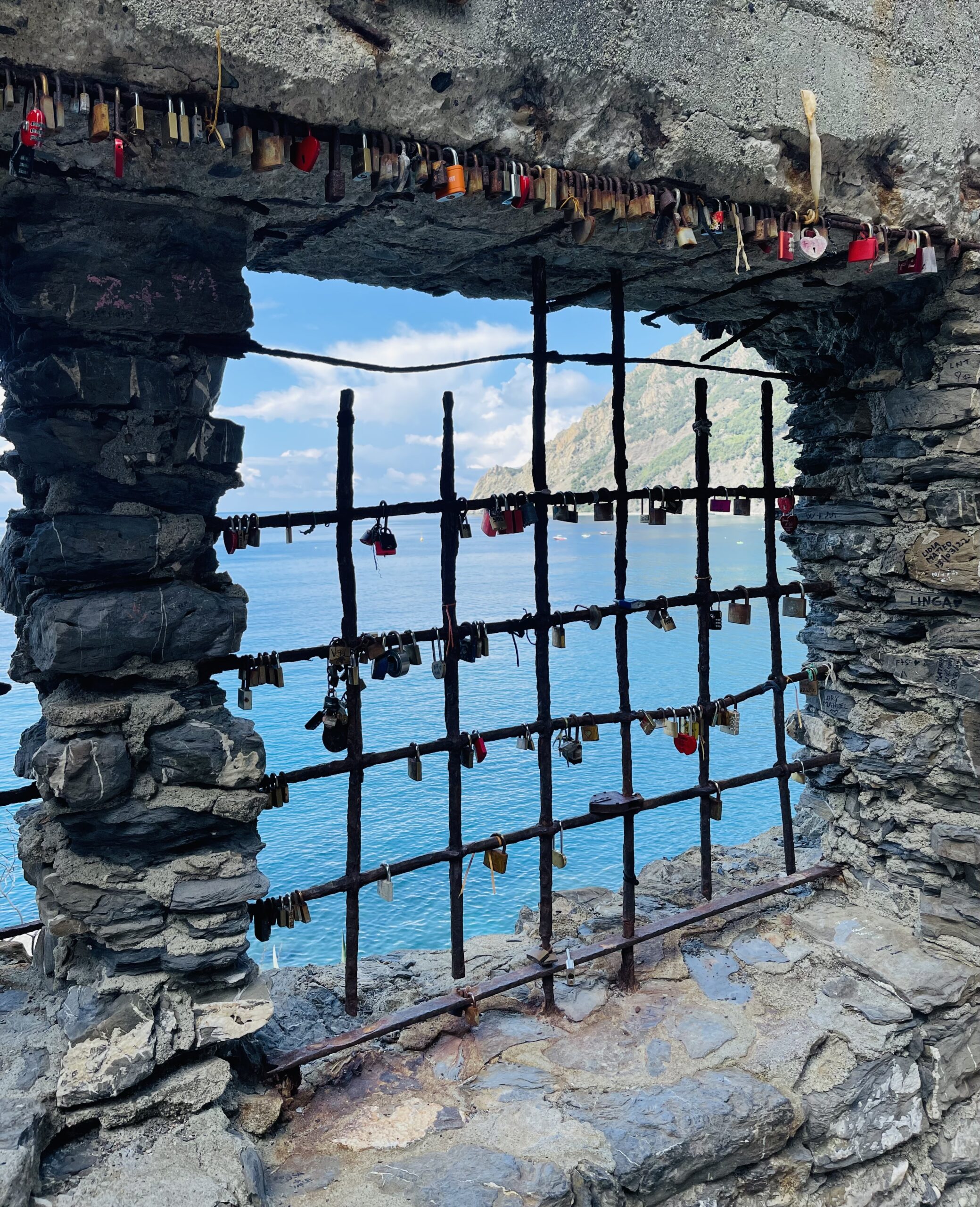 Scorci da Monterosso, Cinque Terre, caratteristica finestra in roccia e ferro con tanti lucchetti appesi