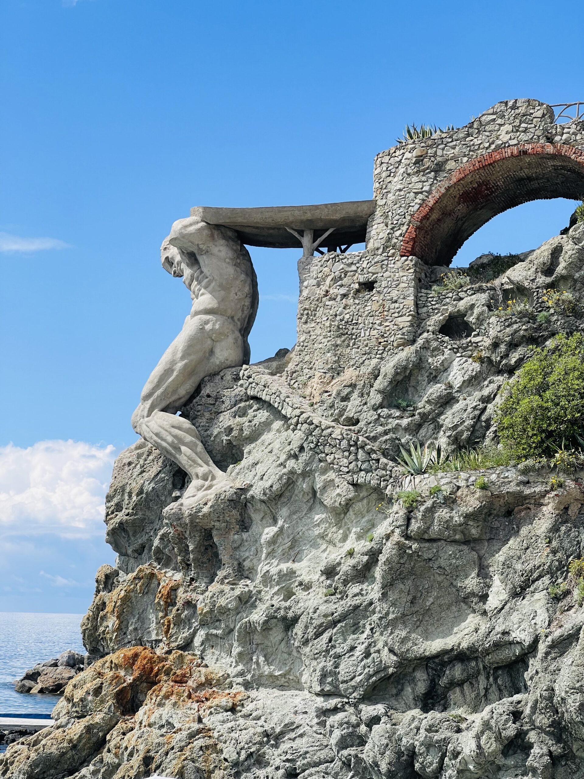 Spiaggia il Gigante, Monterosso dove e' rappresentata una statua enorme