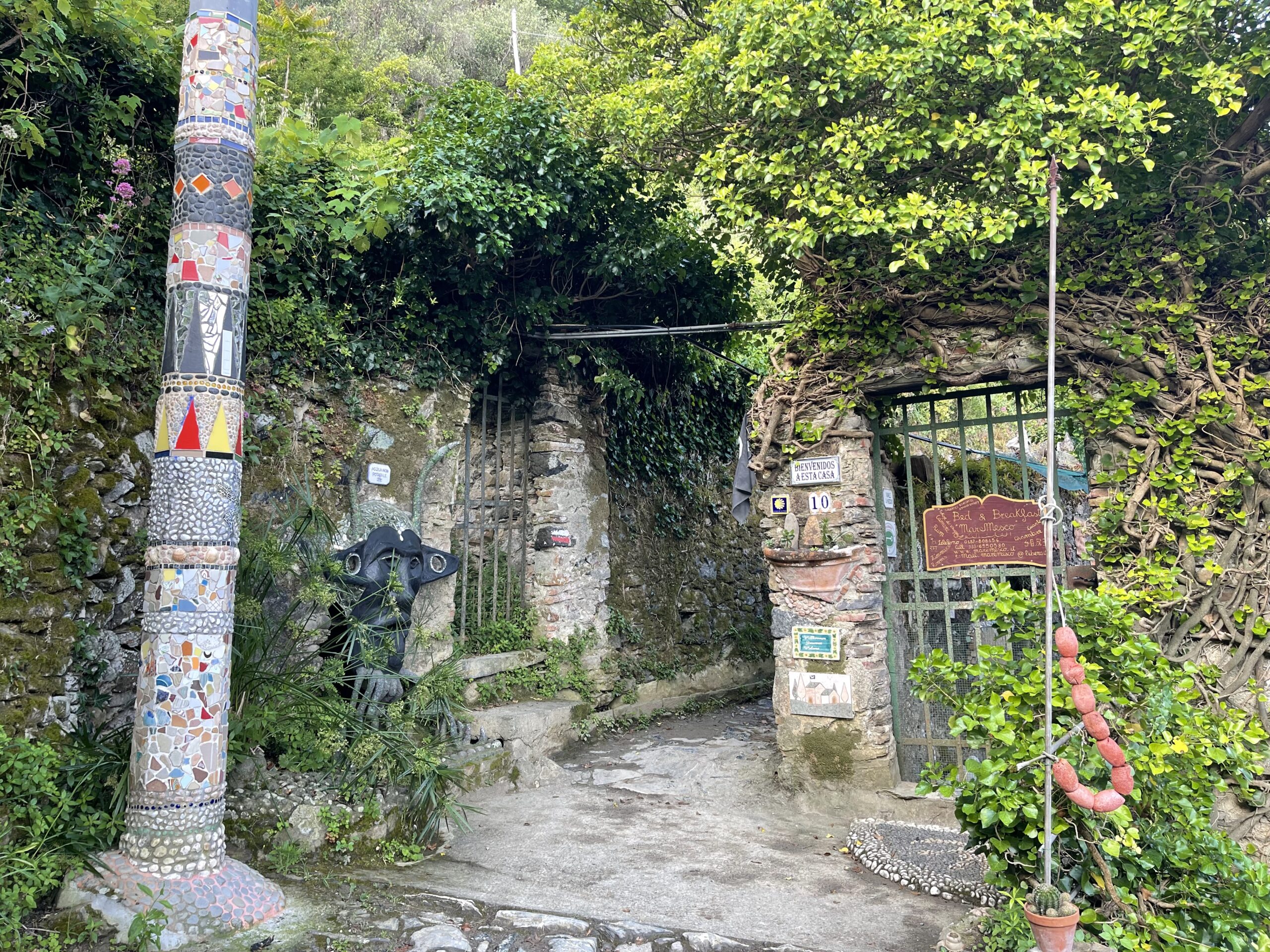 Sentiero delle Cinque Terre con alcuni passaggi caratteristici