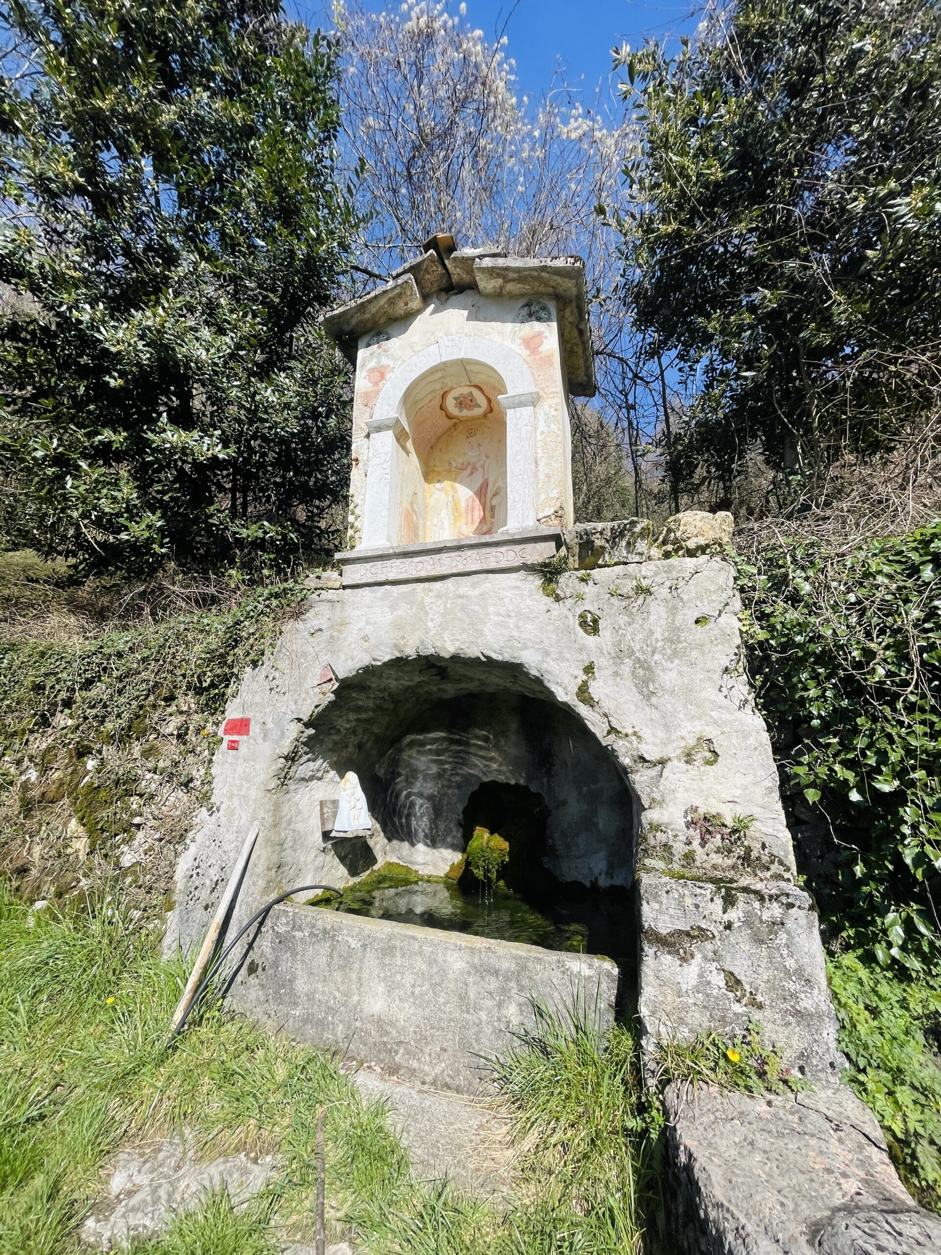Capitello presso Contrà Papalini con fontana e lavatoio