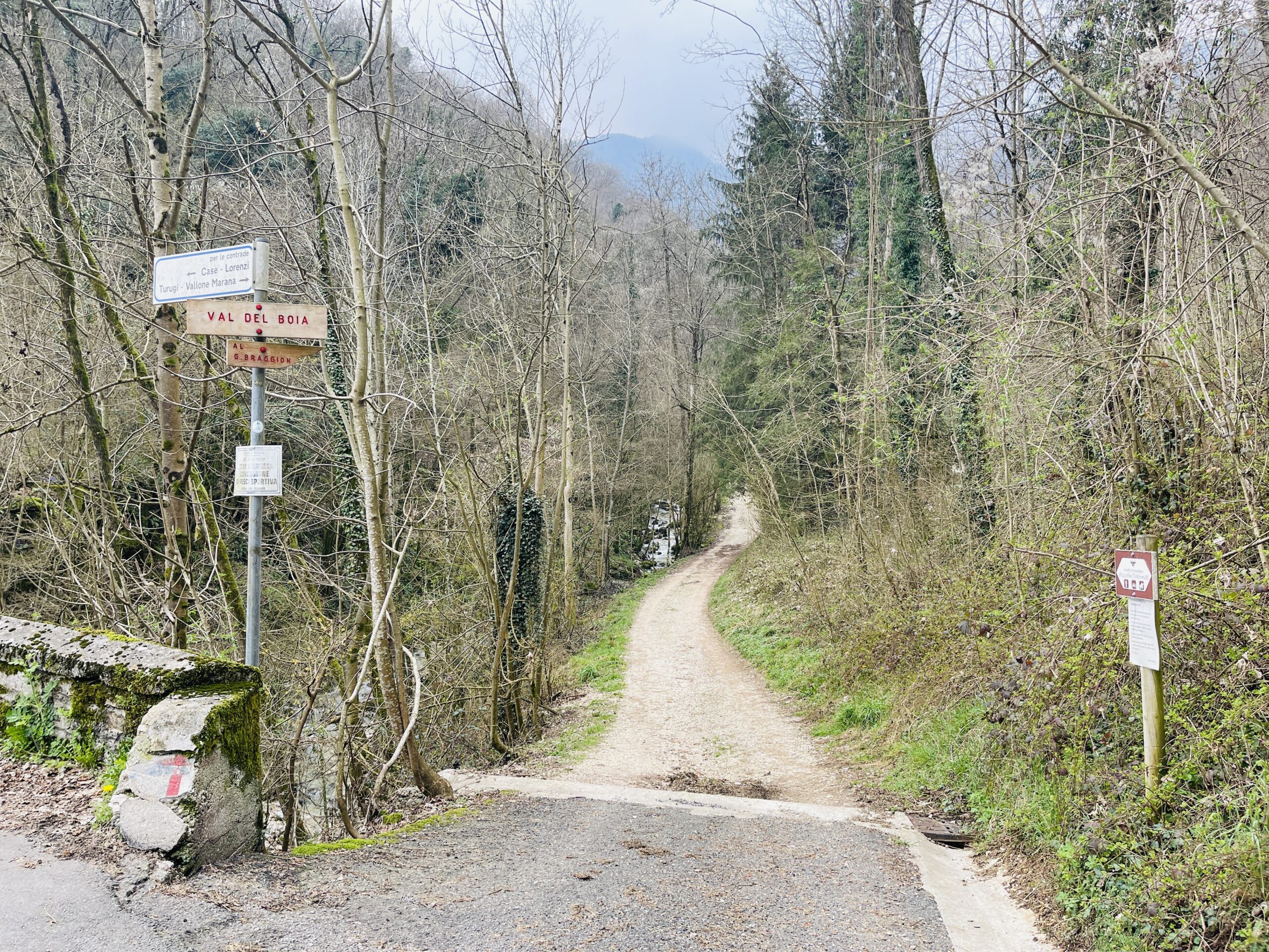 Inizio sentiero sterrato Valle del Boia su strada sterrata e ponte austriaco