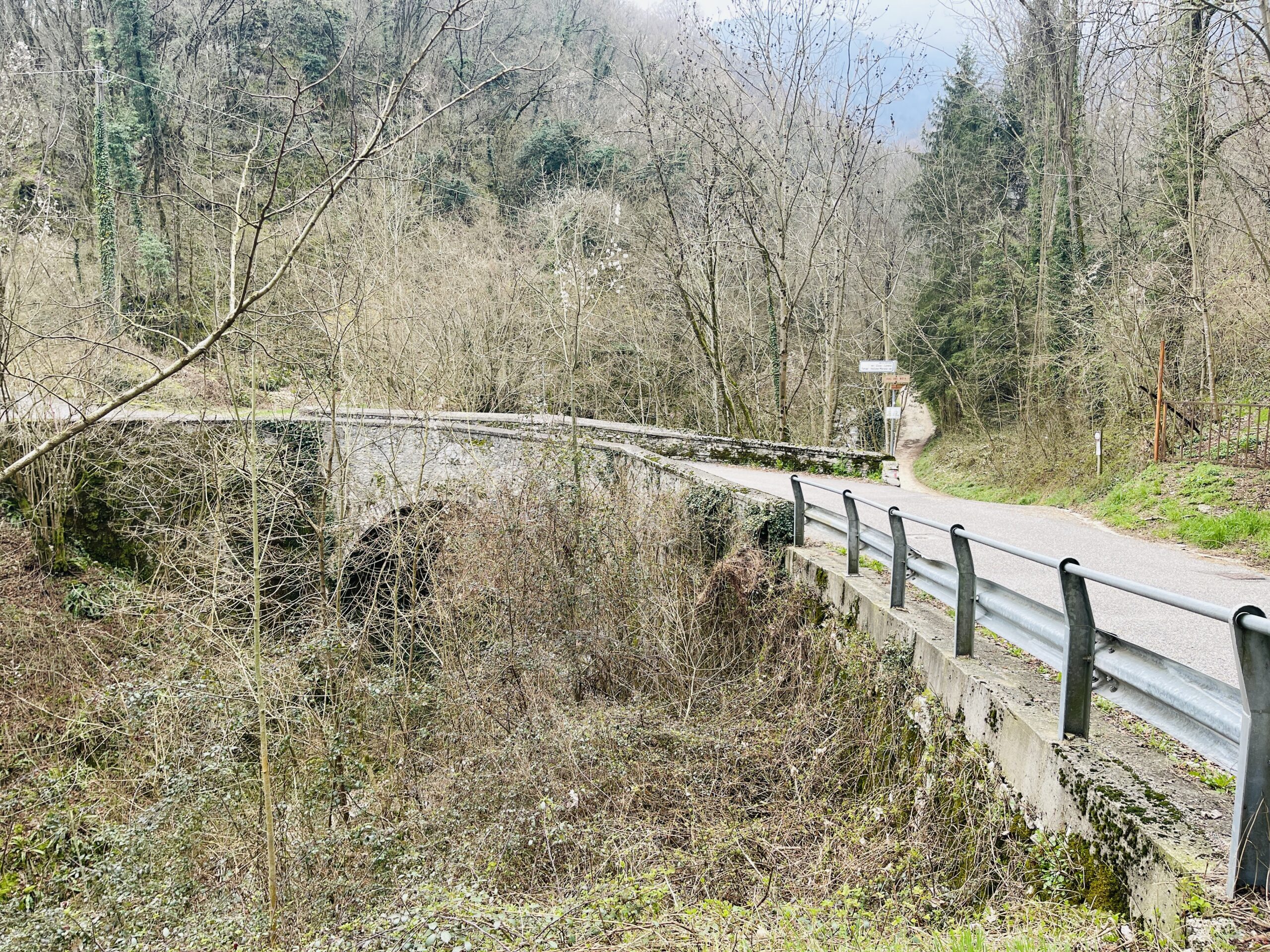 Sulla destra imbocco strada sterrata dopo il tratto di strada asfaltata