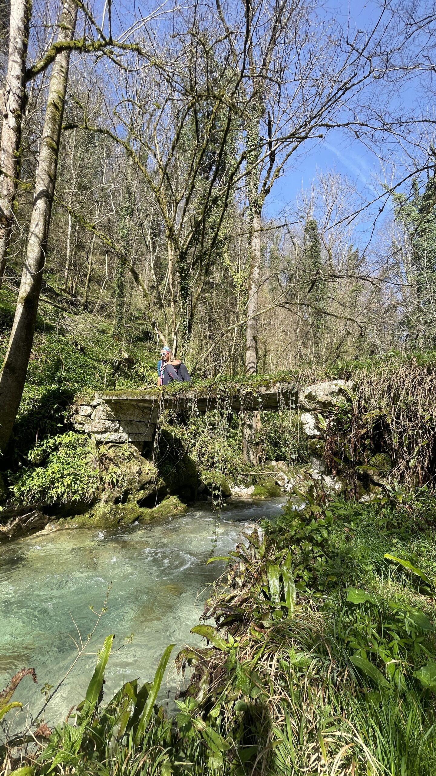 Verso Contrà Papalini, ponticello e torrente lungo il percorso