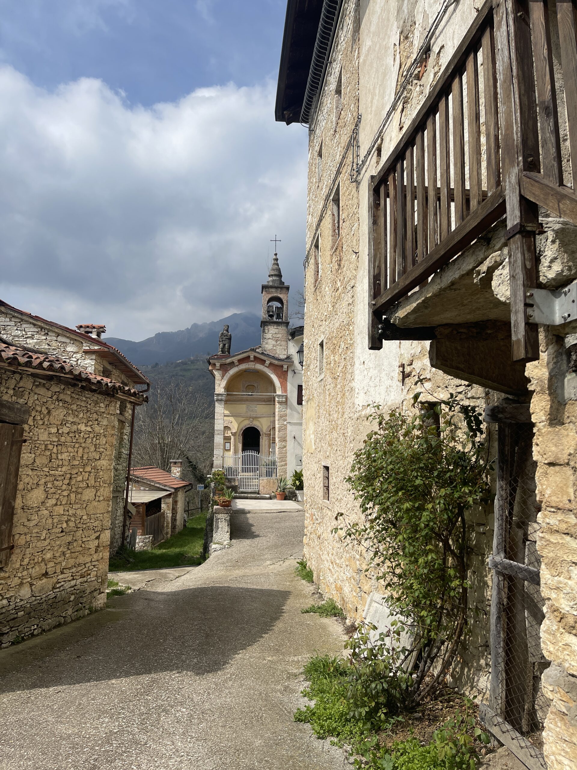 Contrà Pozza bellissima con al sua piccola chiesa antica e gli affreschi