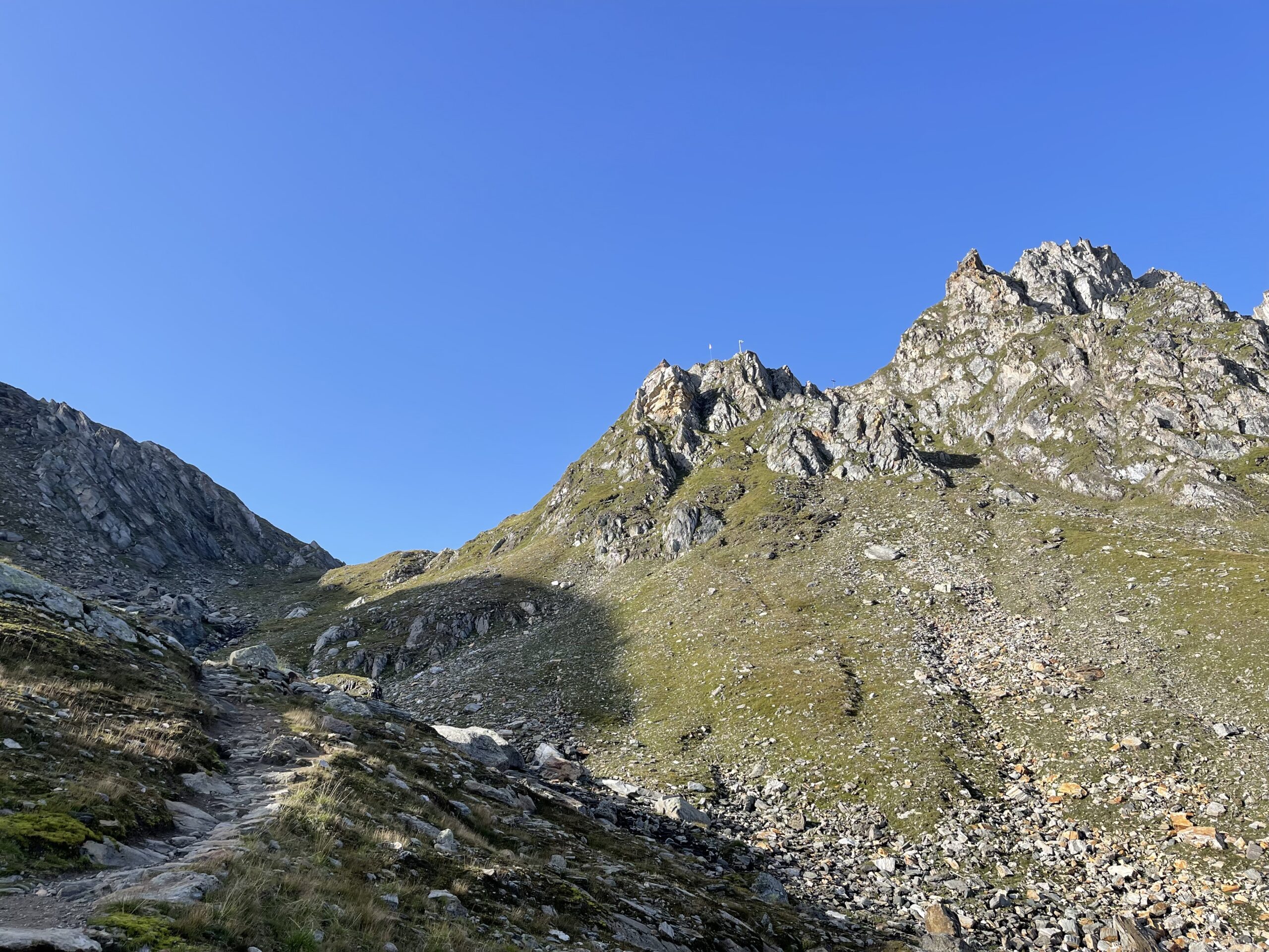 Il Rifugio Giogo Lungo visto dalla valle del Vento