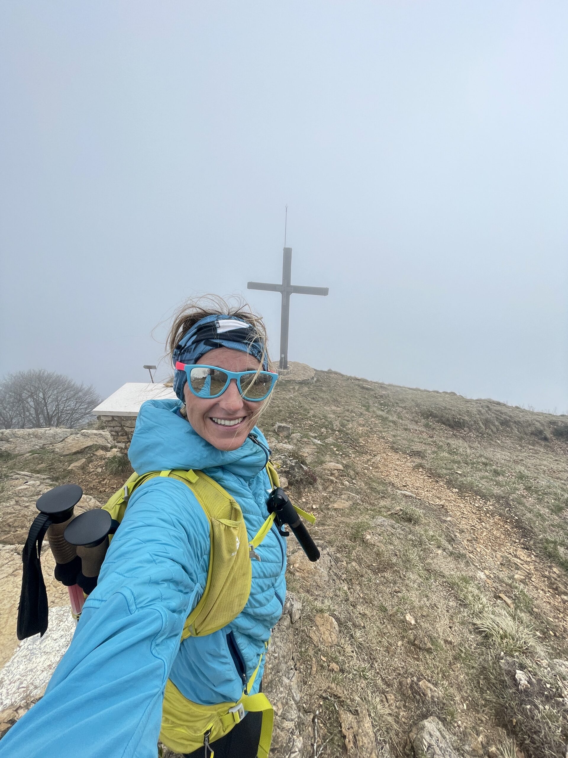 Selfie in vetta, io e la croce e la nebbia