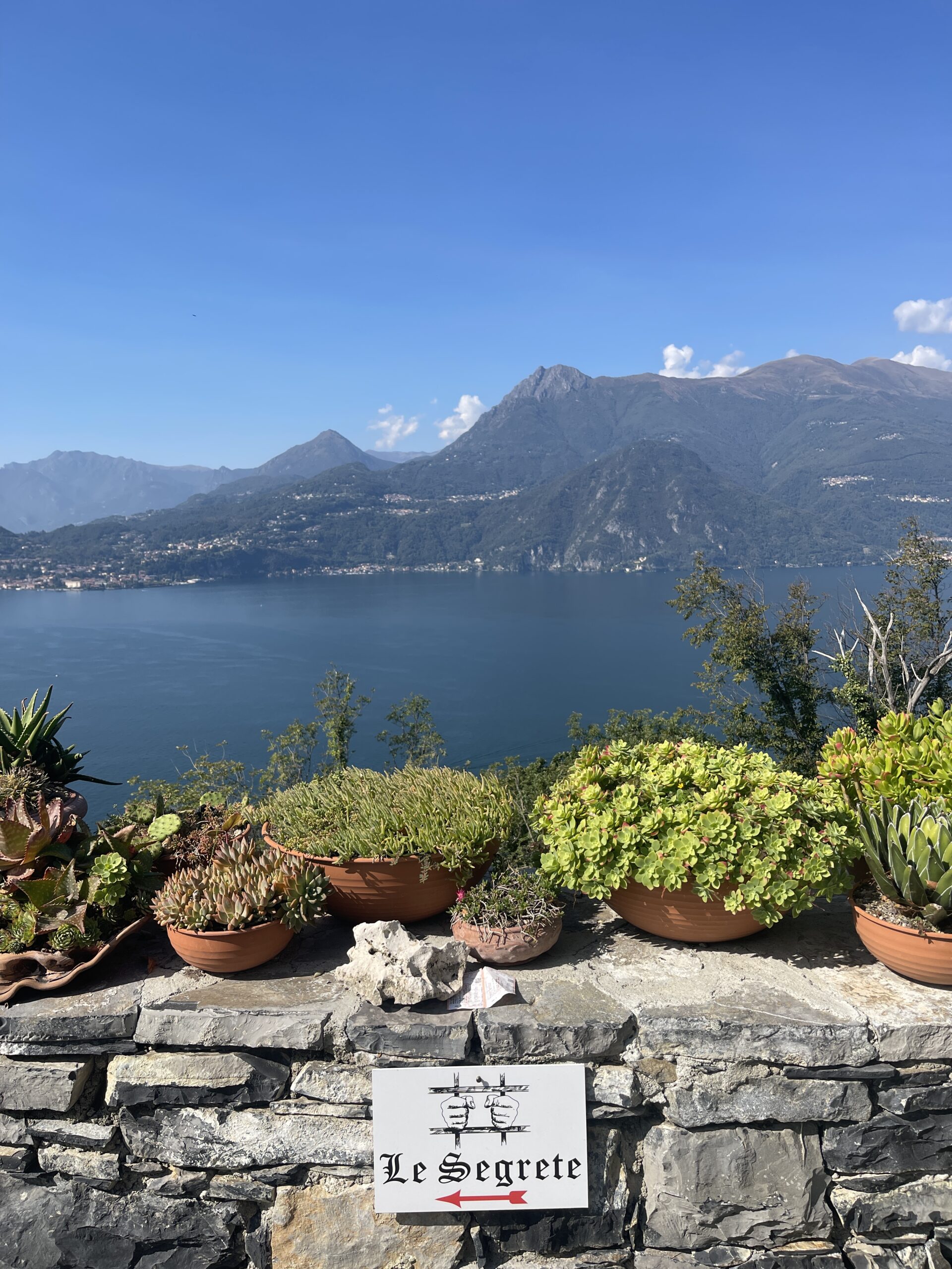 Vista dal Castello di Vezio sul lago