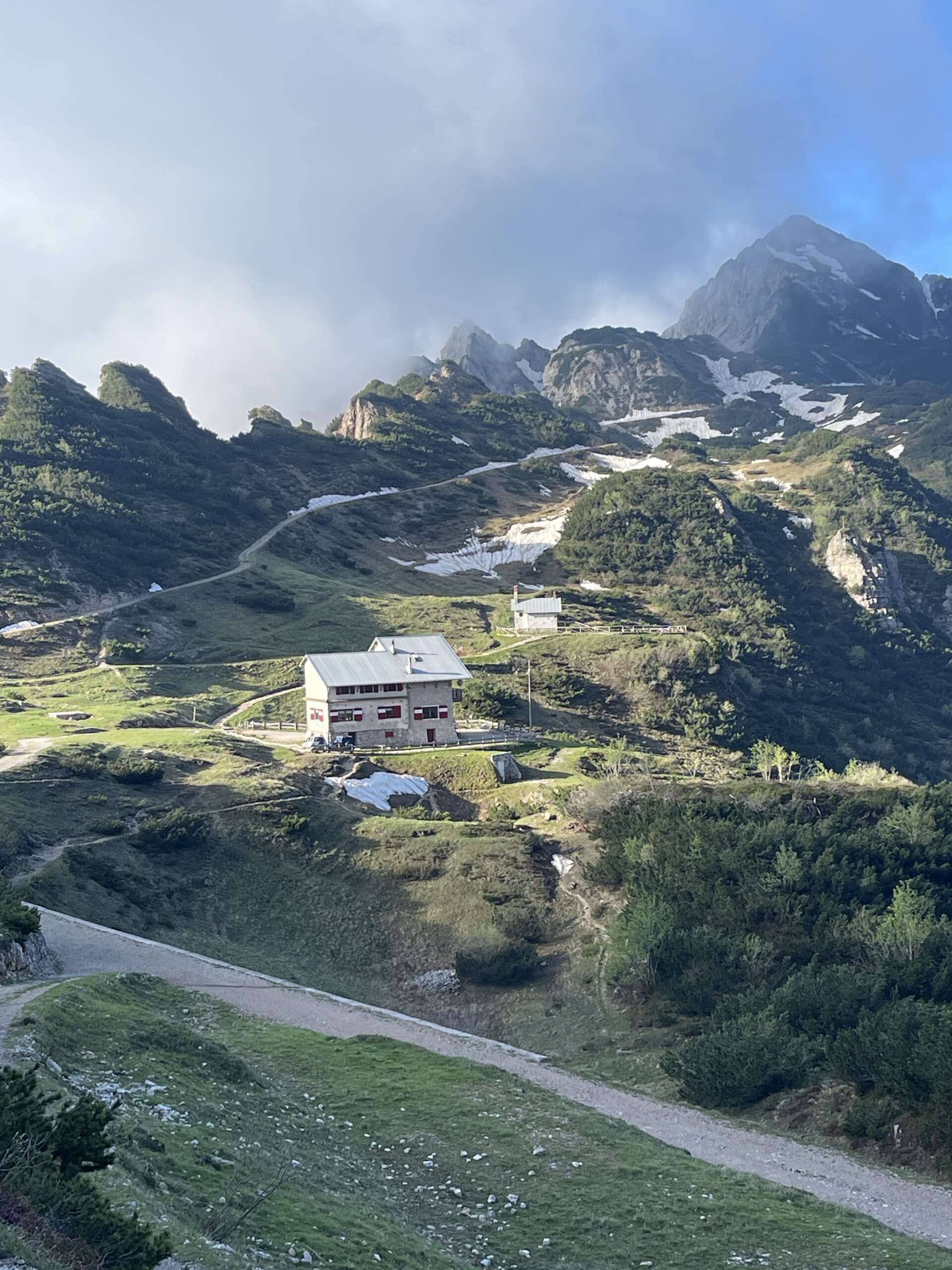 vista sul Rifugio Scalorbi scendendo da Cima Carega